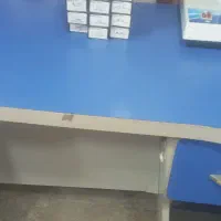 یک عدد میز کامپیوتر رنگ ابی