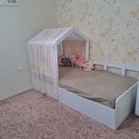 کلبه و نرده کنار تخت مناسب دوقلوها