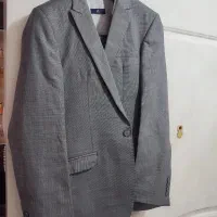 کت و شلوار همراه پیراهن یکبار پوشیده شده