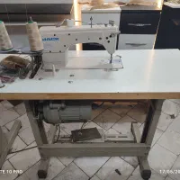 خیاط آشنا به چرخ صنعتی