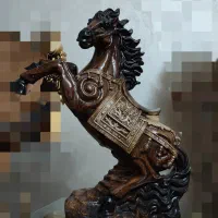 مجسمه اسب پلی استر دمش شکسته