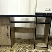 میز تحریر و کامپیوتر