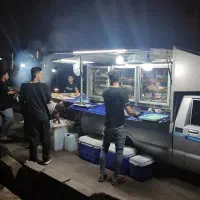 به یک نیروی آقاجهت کار در جگرکی سیار در پارک جنگلی