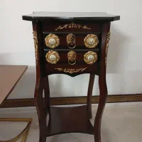 میز تلفن وساعت دیواری