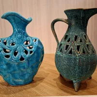 تعدادی وسیله تزیینی و گل و گلدان