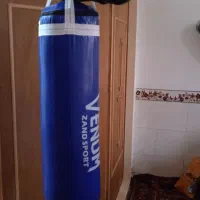 کیسه بوکس به همراه دستکش بوکس|تجهیزات ورزشی|میانه, |دیوار