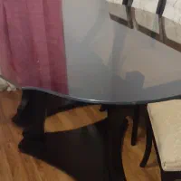 میز ناهارخوریی شش یا هشت نفره بدون صندلی