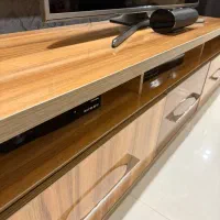 میز تلویزیون هایگلاس فوقالعاده تمیز و شیک|میز تلویزیون|شاهینشهر, سعدی جنوبی|دیوار