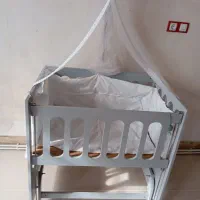 تخت خواب وگهواره کنار مادر
