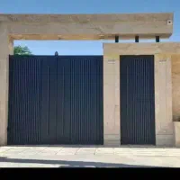 درب سرویسی بالا بر ساختمانی باغ