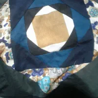 مقداری تکه پارچه خوش رنگ