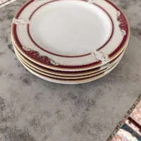 یه تعداد ظروف آشپزخانه