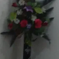 گل مصنوعی و گلدان