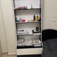 کتابخانه پنج طبقه با دو کشو خیلی بزرگ