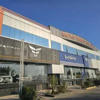 نیرو خدمات با مهارت در پذیرایی مشتریان