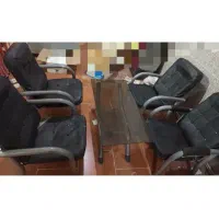 چهار عدد صندلی و میز با
