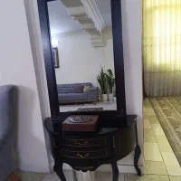 گنجه و آینه کنسول و دلاور