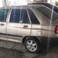 دور رنگ و سه تیکه بی رنگ سقف یه کف دست رنگ داره
