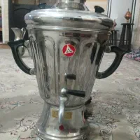 سماور برقی نو به همراه پارچ که جنسشون برنجی هست