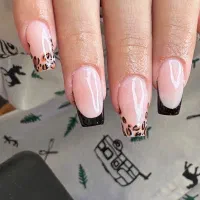 خدمات کاشت ناخن