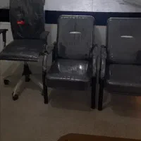 دوصندلی مهمان و یک اداری نو و سالم