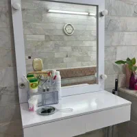 دکور آرایشگاه‌همه‌باهم‌آینه‌میزناخن‌نیمکت‌کشودار