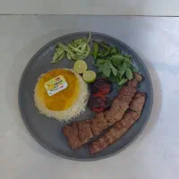 آشپز ایرانی و سالن کار