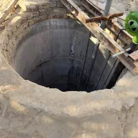 استخدام نیروبرای کف شکنی وزدن انبارچاه آب در سرخون