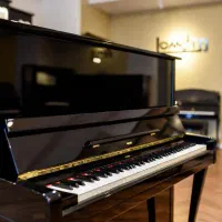 دو فروشنده ( تمام وقت و پاره وقت) در فروشگاه پیانو