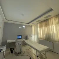 اپراتور لیزر موهای زائد آقا در مطب پزشک