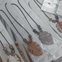 انواع گردنبند و آویز چوبی هدیه عالی|زیورآلات و اکسسوری|کاشان, شهرک خاتم الانبیا (مسکن ملی کاشان)|دیوار