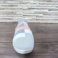 کفش کتونی|کیف، کفش، کمربند|زاغه, |دیوار