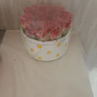 تعدادی گل مصنوعی نو و مانتو و شال و کلاه نو