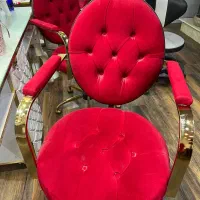 تعدادی صندلی قرمز مخمل و چرم مشکی