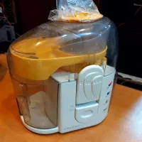۲عدد آبمیوه‌گیری و ۷عدد آبکش و لگن