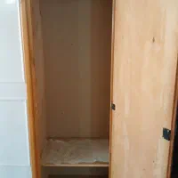 یک کمد جا لباس