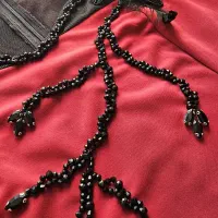 انجام کارهای دوخت ملیله و منجوق روی لباس