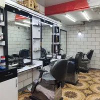 دکور  هفت عدد صندلی انتظار ودو عدد جا سشواری|آرایشگاه و سالن‌های زیبایی|اهواز, اهواز|دیوار