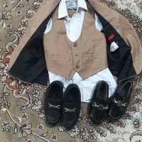 کت و شلوار و دو جفت کفش بچه گانه