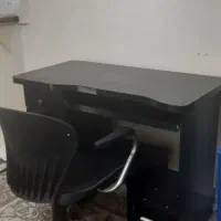 یخچال ، میز کامپیوتر و صندلی