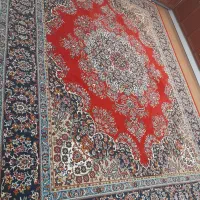 تعدادی فرش دستبافت و ماشینی