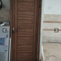 در چوبی با چهار چوب آهنی