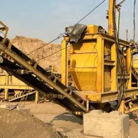 کارگر‌ساده برای کار در سنگ‌شکن