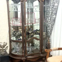 بوفه چوبی کارکرده رنگ قهوه ای چهارطبقه شیشه ای|بوفه، ویترین، کنسول|میانه, |دیوار