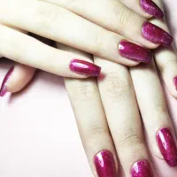 خدمات و کاشت ناخن