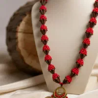 گردنبند دستساز میخک طرح سنتی