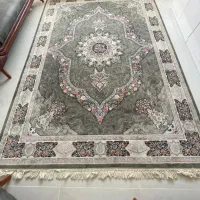 فرش درحد نو و میز شیشه ای فوری