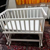 تخت و گهواره کنار مادر