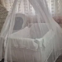 گهواره فلزی کنار تخت مادر