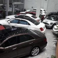 کارمند فروش در نمایشگاه اتومبیل